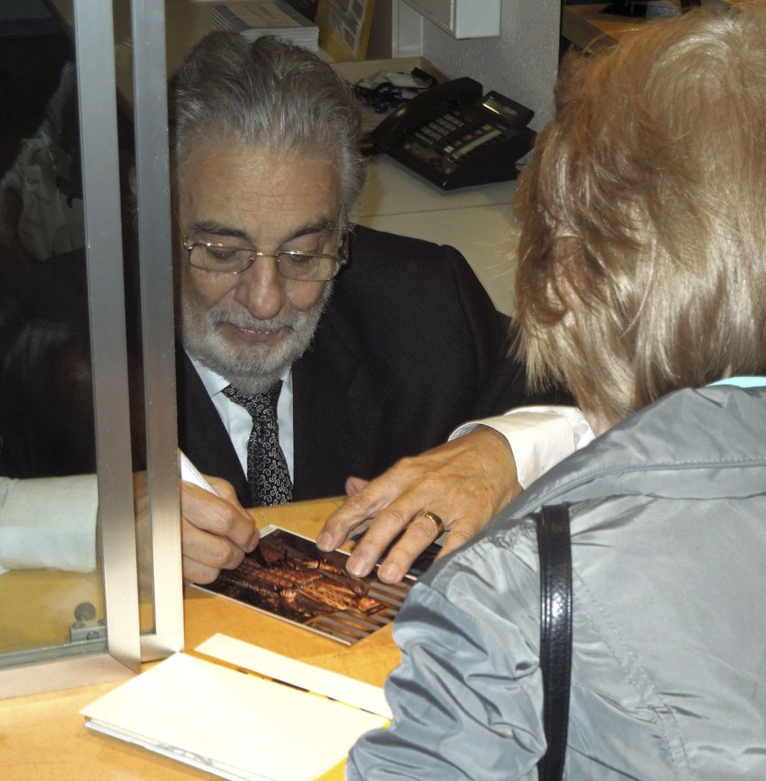 El tenor español Plácido Domingo firma autógrafos a sus admiradores tras recibir hoy domingo una cálida ovación en la Ópera de Zúrich (Suiza) con su encarnación de Nabucco en la ópera homónima de Verdi, un papel con el que regresa a los escenarios de Europa El tenor español Plácido Domingo firma autógrafos a sus admiradores tras recibir hoy domingo una cálida ovación en la Ópera de Zúrich (Suiza) con su encarnación de Nabucco en la ópera homónima de Verdi, un papel con el que regresa a los escenarios de Europa