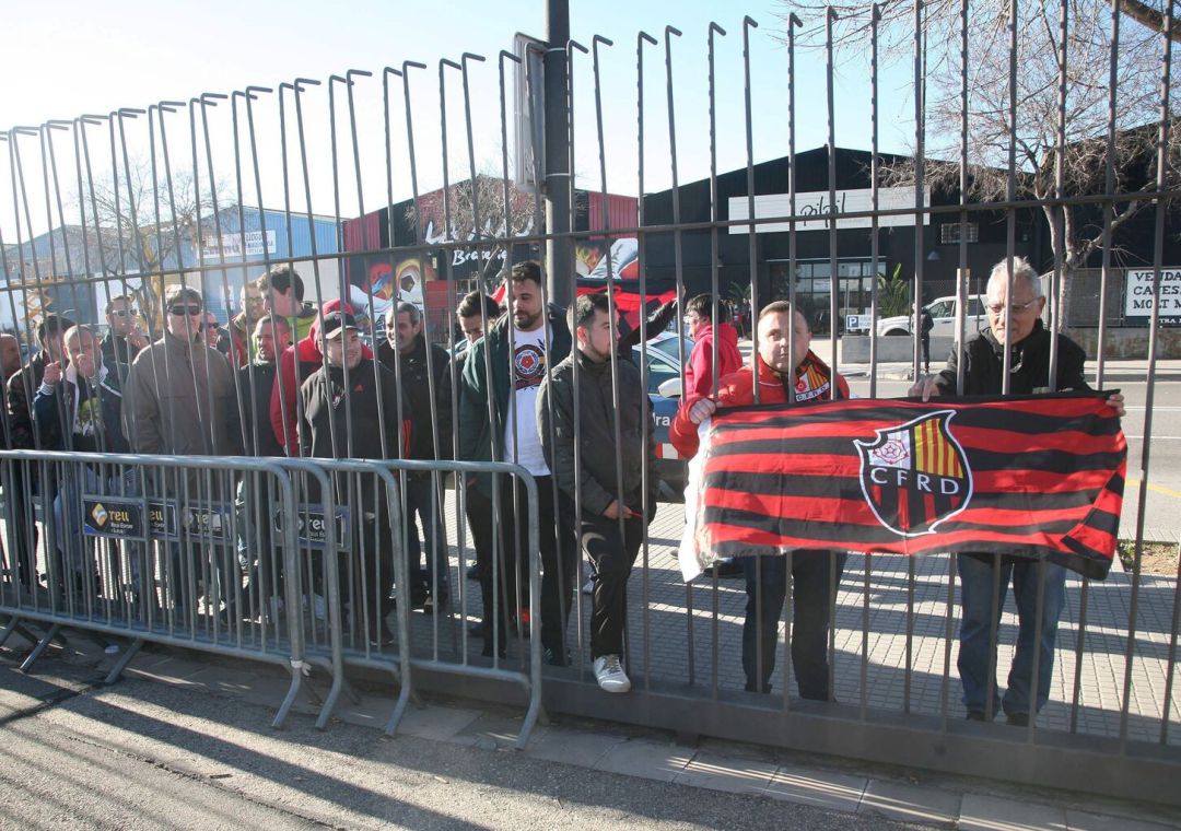 Los aficionados del Reus, en una protesta antes de la retirada del club en Segunda Los aficionados del Reus, en una protesta antes de la retirada del club en Segunda