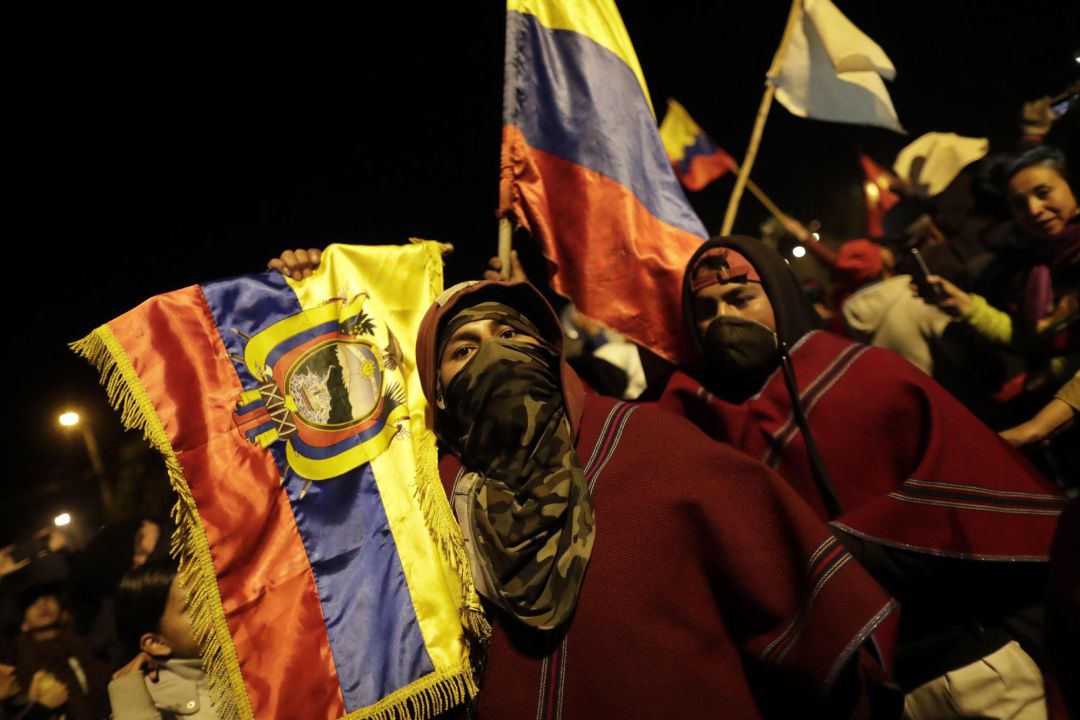 Manifestantes celebran el acuerdo logrado entre el Gobierno e indígenas que termina con las protestas en el país, en Quito. Manifestantes celebran el acuerdo logrado entre el Gobierno e indígenas que termina con las protestas en el país, en Quito.