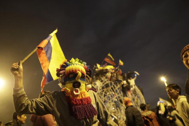 Manifestantes celebran el acuerdo logrado entre el Gobierno e indígenas que termina con las protestas en el país, en Quito. Manifestantes celebran el acuerdo logrado entre el Gobierno e indígenas que termina con las protestas en el país, en Quito.