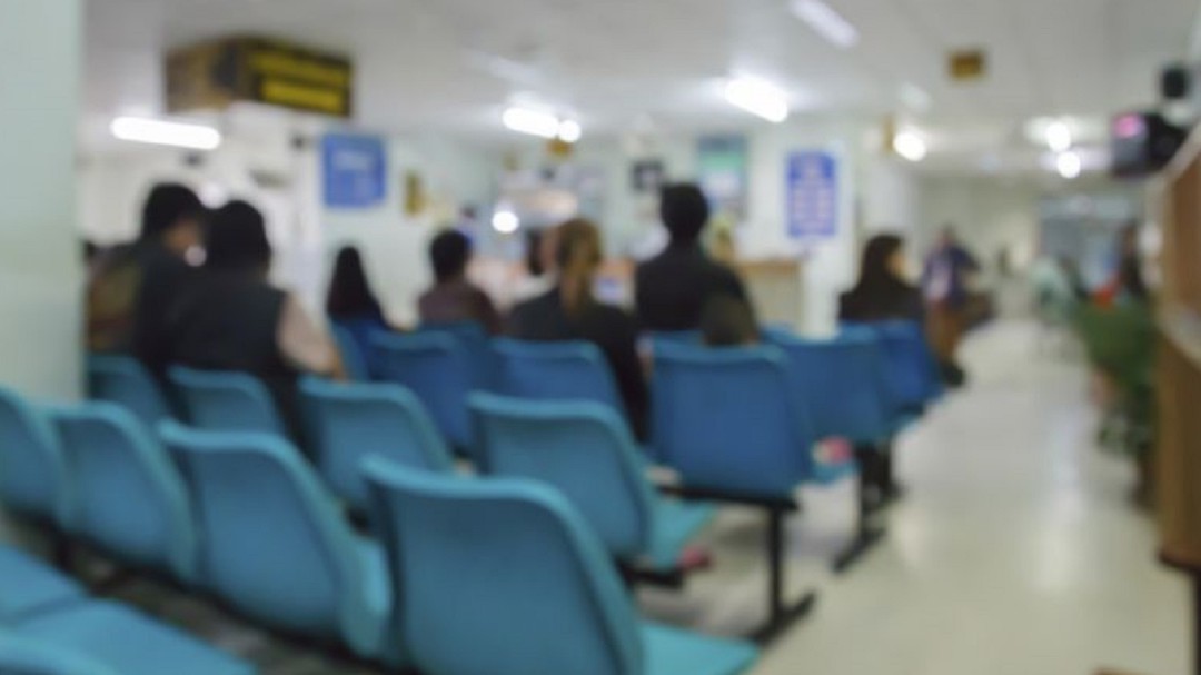 La lista de espera quirúrgica crece 300 personas en septiembre y baja en 176, en el último año