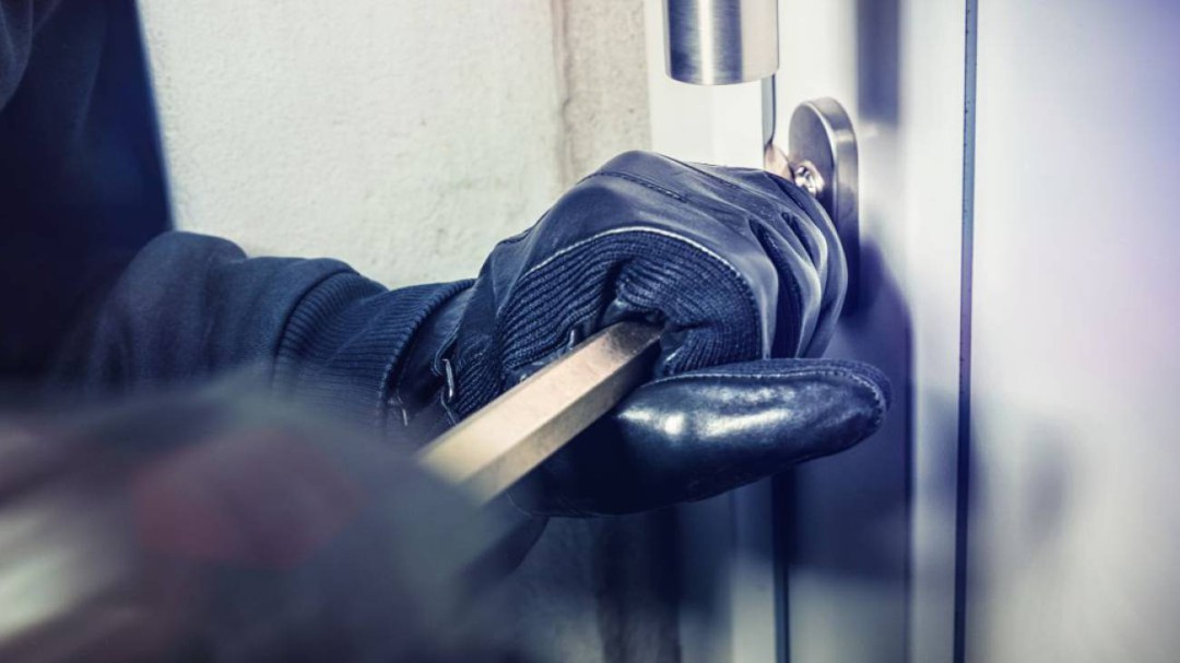Se encuentran a dos jovenes durmiendo en su casa en Uríbarri