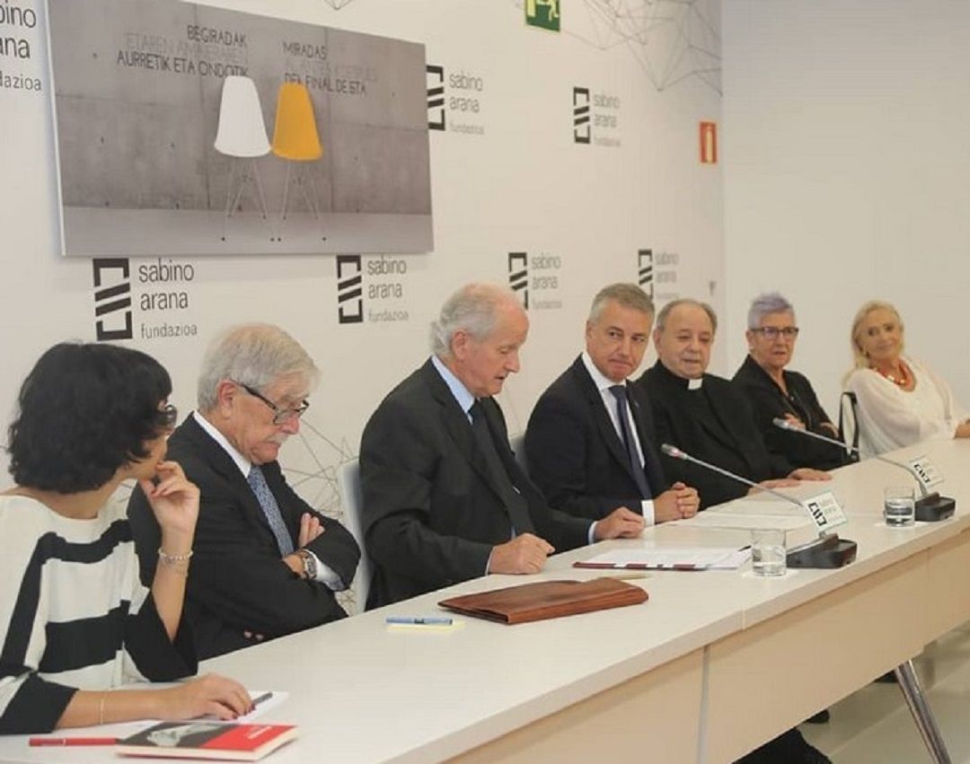 Víctimas de ETA y personalidades abogan por un relato de la memoria compartido Víctimas de ETA y personalidades abogan por un relato de la memoria compartido