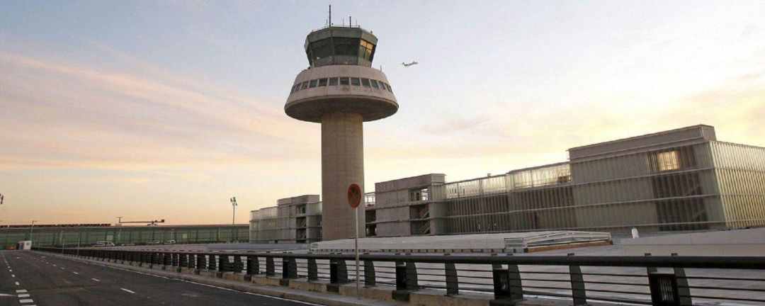 Exterior de la torre de control del aeropuerto de El Prat Exterior de la torre de control del aeropuerto de El Prat