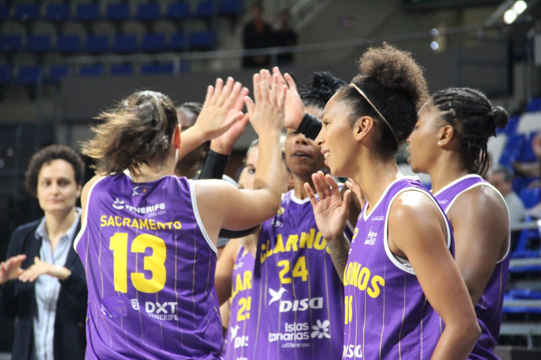 Las jugadoras moradas celebran el triunfo ante el Al Quazeres Las jugadoras moradas celebran el triunfo ante el Al Quazeres