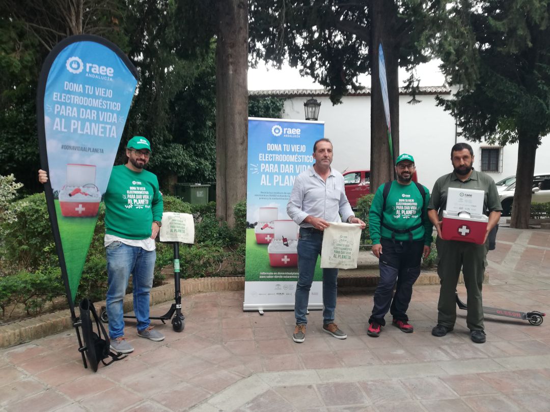 La iniciativa se ha desarrollado en la Plaza Duquesa de Parcent y ha contado con la presencia de Juan Carlos González, concejal de Medio Ambiente La iniciativa se ha desarrollado en la Plaza Duquesa de Parcent y ha contado con la presencia de Juan Carlos González, concejal de Medio Ambiente