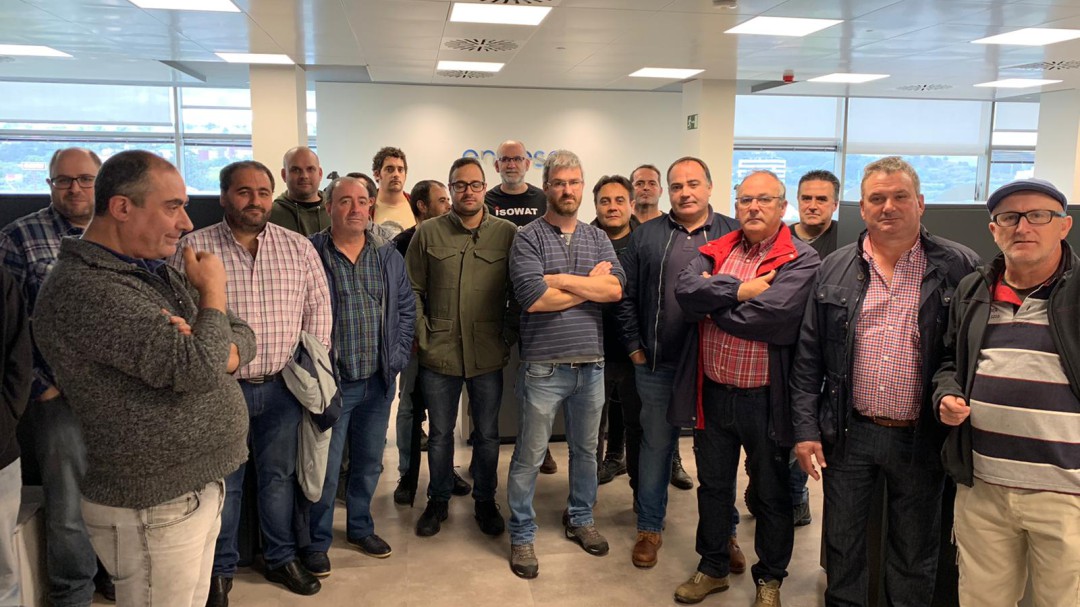 Operarios de auxiliares de Endesa ocupan las oficinas de A Coruña