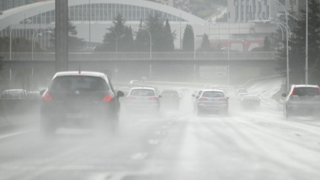 La lluvia vuelve a multiplicar los accidentes y la congestión