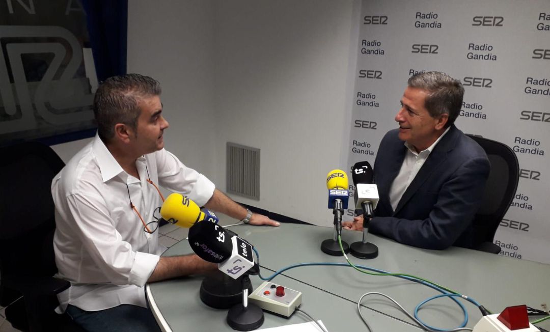 Salvador Gregori en Radio Gandia SER en un momento de la entrevista de Modesto Ferrer. Salvador Gregori en Radio Gandia SER en un momento de la entrevista de Modesto Ferrer.