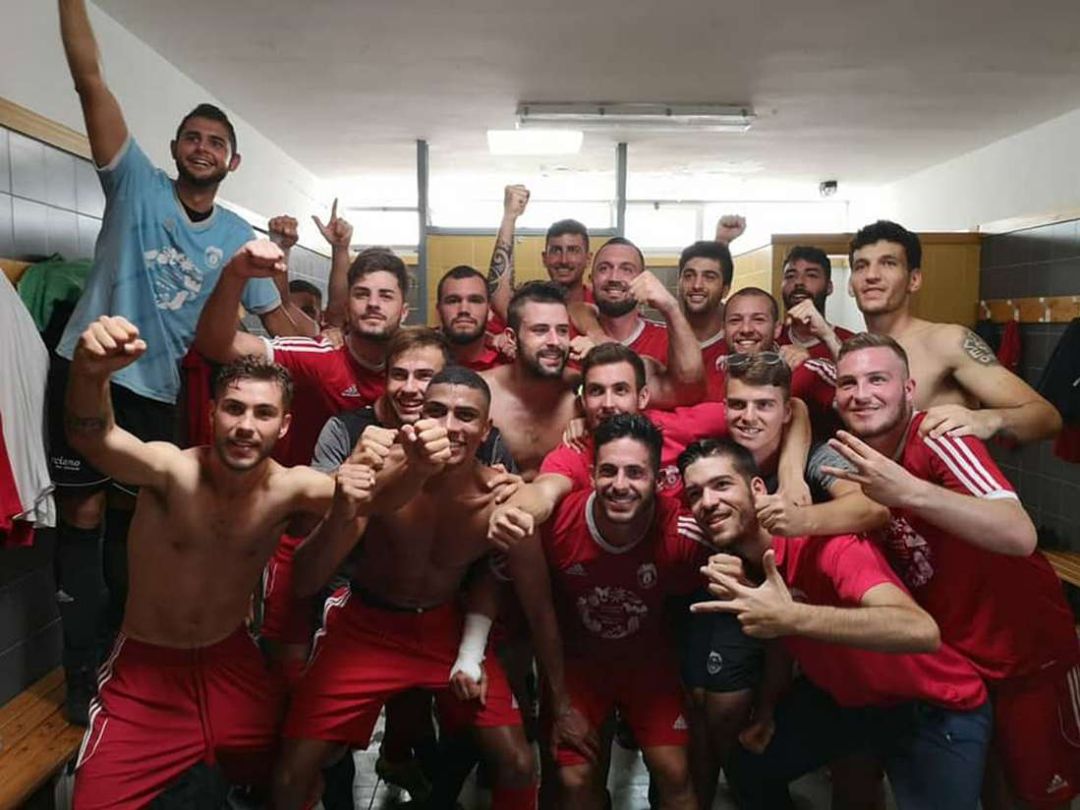 EL equipo vallero celebra la victoria frente al Castellonense EL equipo vallero celebra la victoria frente al Castellonense
