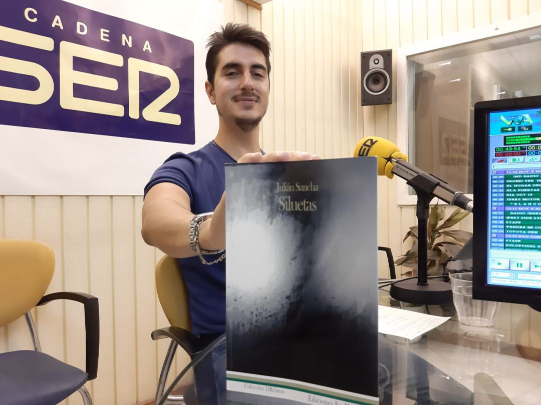 Julián Sancha en los estudios de Radio Jerez. Julián Sancha en los estudios de Radio Jerez.