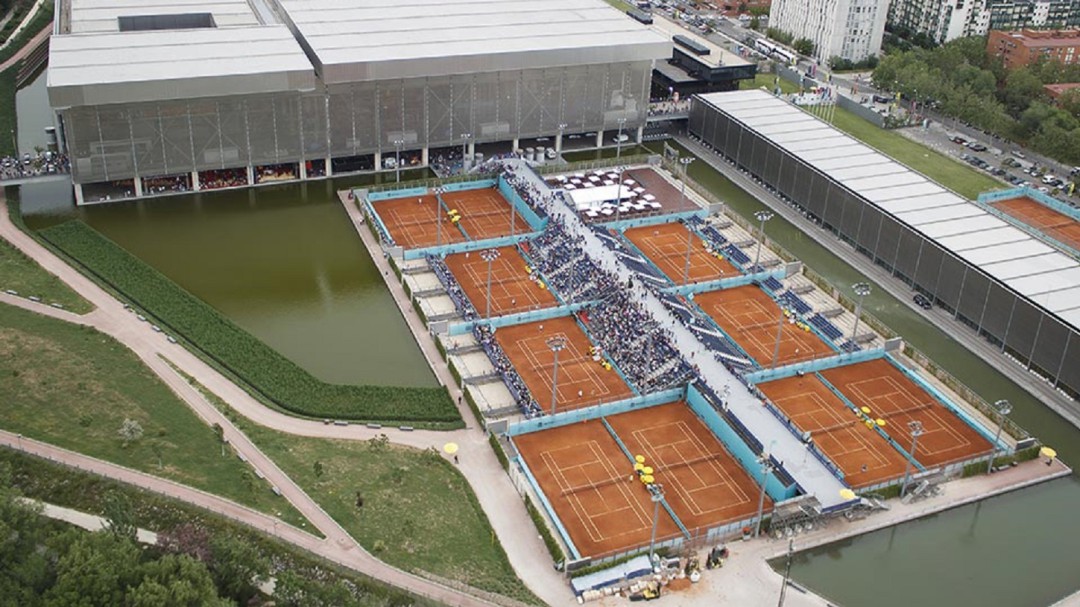 Más de 300 chavales se quedan sin tenis en la Caja Mágica