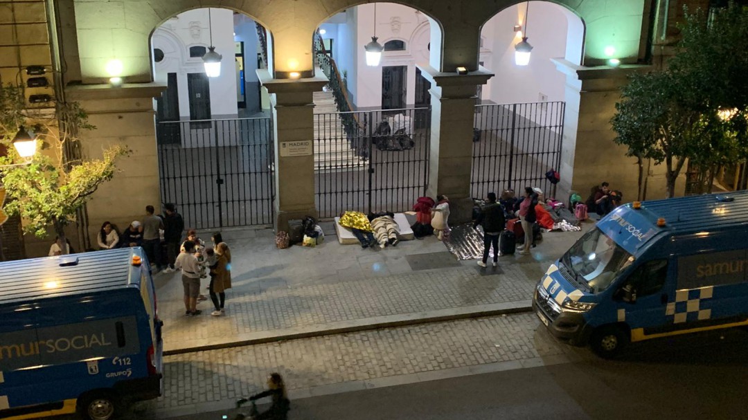 Las historias detrás de las familias acampadas a las puertas del Samur Social