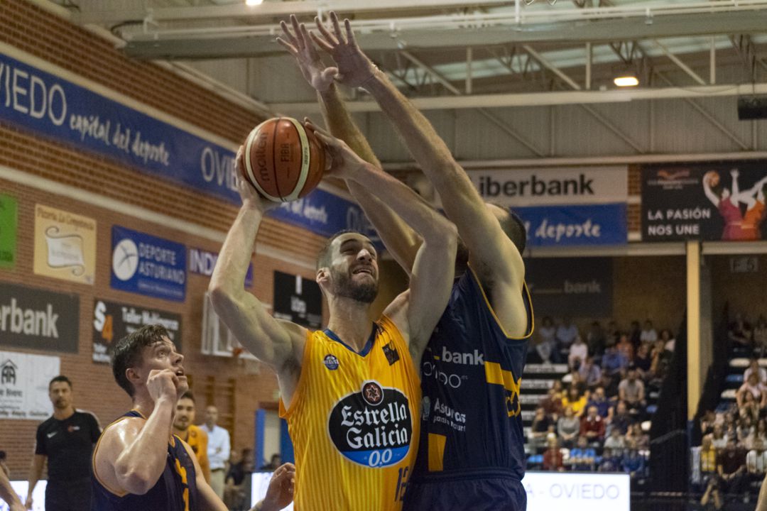 Tercera victoria consecutiva del Club Ourense Baloncesto,en la cancha del Oviedo por 81-84. El conjunto ourensano sigue invicto Tercera victoria consecutiva del Club Ourense Baloncesto,en la cancha del Oviedo por 81-84. El conjunto ourensano sigue invicto