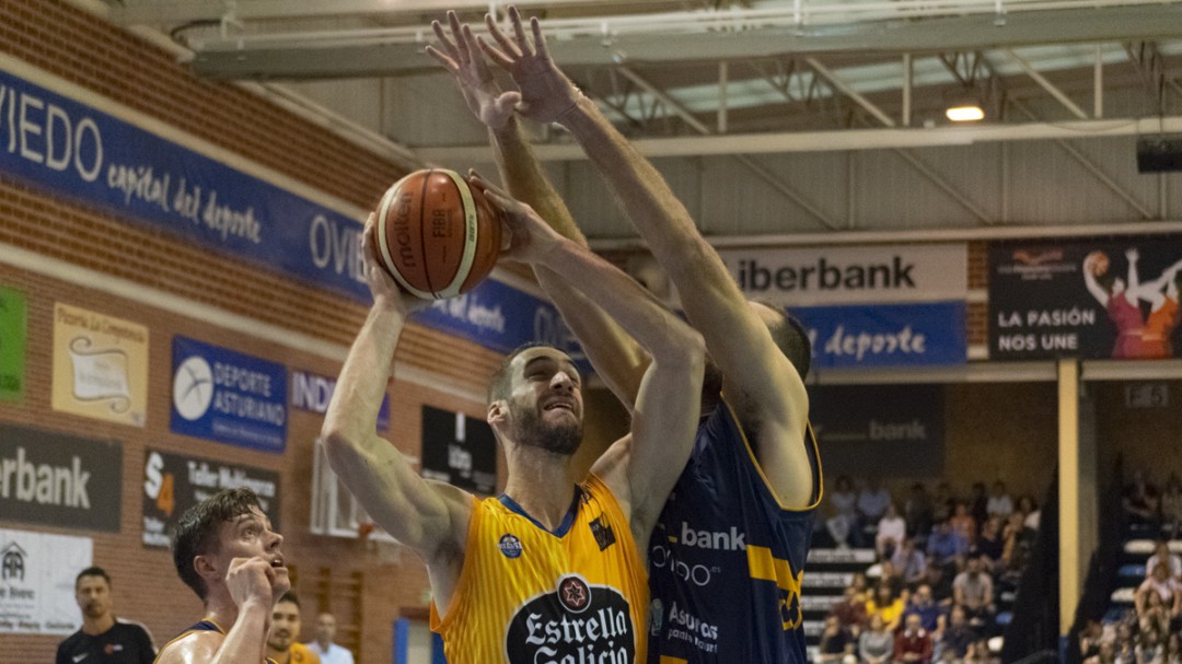 El COB derrota al Oviedo en una batalla de triples y se mantiene invicto