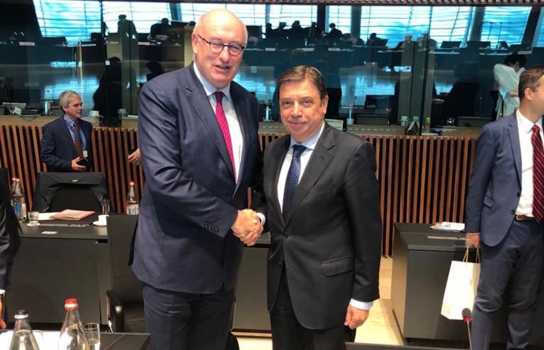 El ministro de Agricultura, Luis Planas, junto al comisario europeo de Agricultura y Desarrollo Rural, Phil Hogan, en Bruselas El ministro de Agricultura, Luis Planas, junto al comisario europeo de Agricultura y Desarrollo Rural, Phil Hogan, en Bruselas