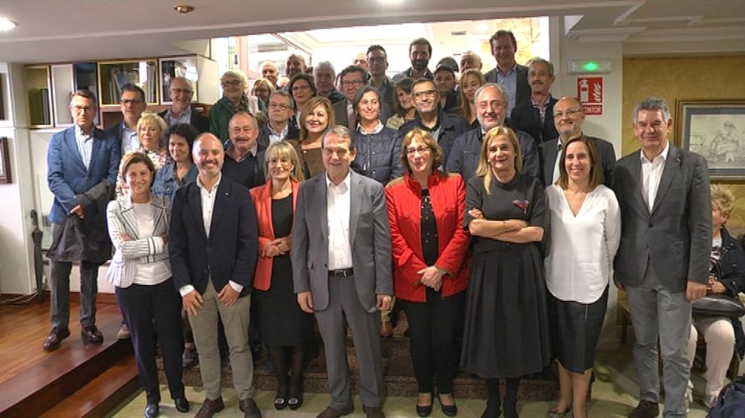 Abel Caballero, rodeado de los miembros de la candidatura del PSOE provincial a las Generales del 10N Abel Caballero, rodeado de los miembros de la candidatura del PSOE provincial a las Generales del 10N