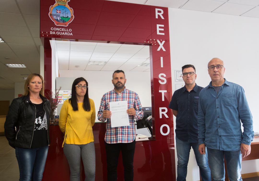 Los cinco concejales del BNG de A Guarda tras darse de baja en la Seguridad Social de sus puestos en el gobierno local. Los cinco concejales del BNG de A Guarda tras darse de baja en la Seguridad Social de sus puestos en el gobierno local.