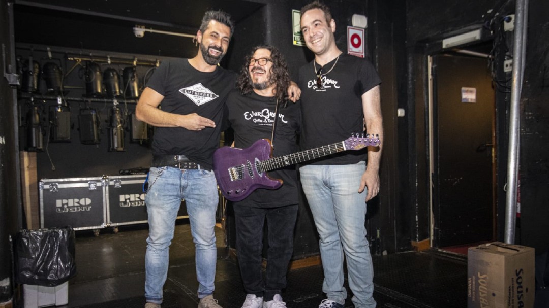 Guitarra con sello vigués para Raimundo Amador