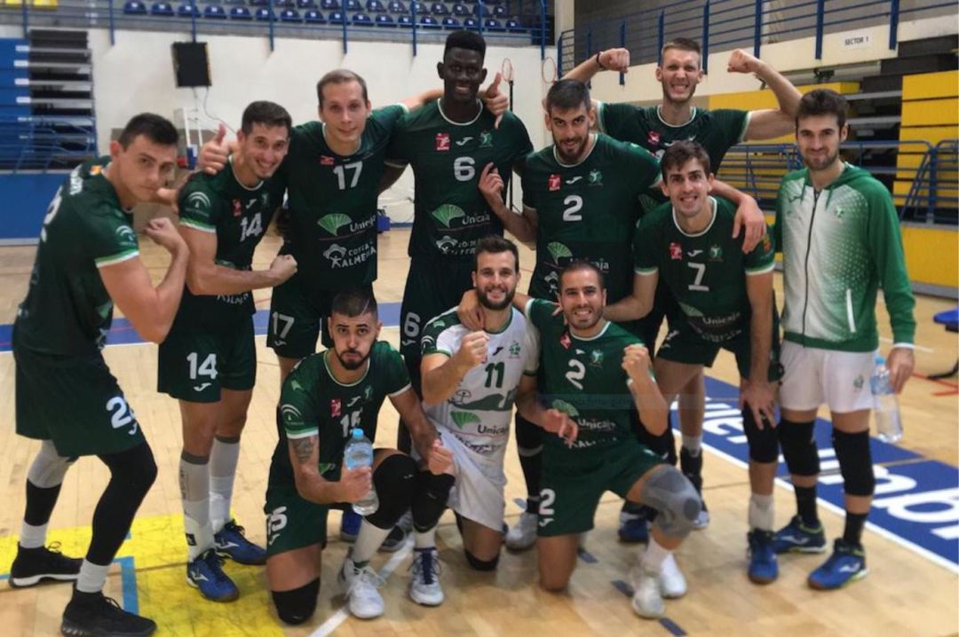 Los jugadores ahorradores celebrando la primera victoria en Superliga. Los jugadores ahorradores celebrando la primera victoria en Superliga.