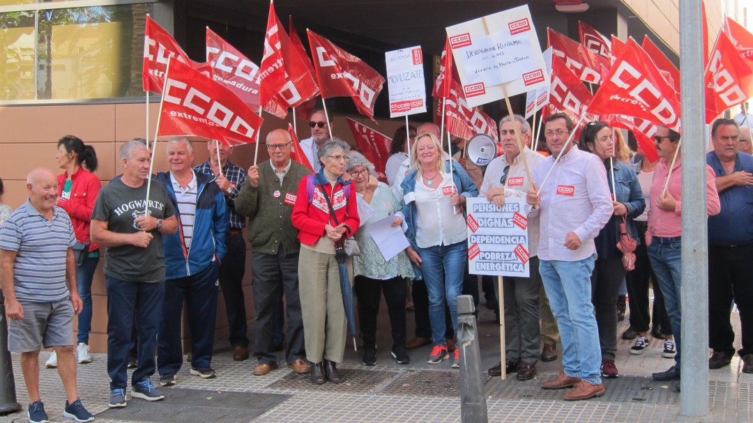 Jubilados de CCOO se encierran en Mérida por unas pensiones dignas