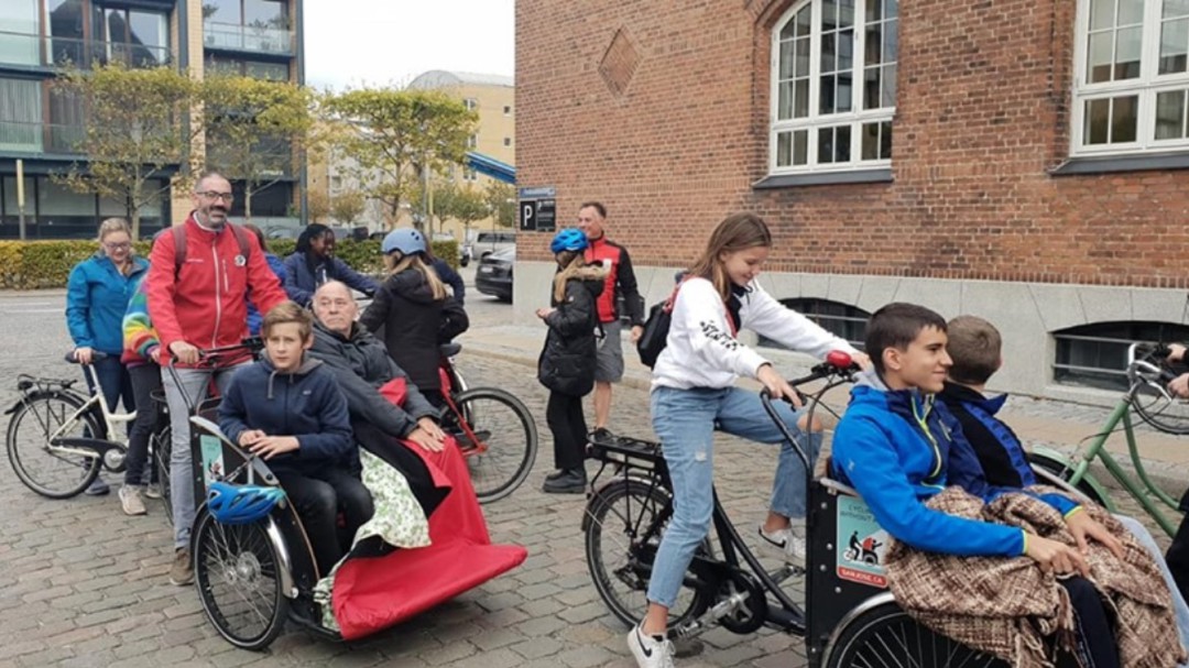 Corella pedalea en Copenhague
