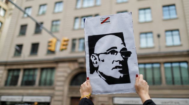 Cartel con el rostro de Romeva en una protesta en Barcelona Cartel con el rostro de Romeva en una protesta en Barcelona