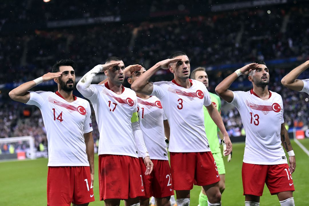 El saludo militar de la selección de Turquía El saludo militar de la selección de Turquía