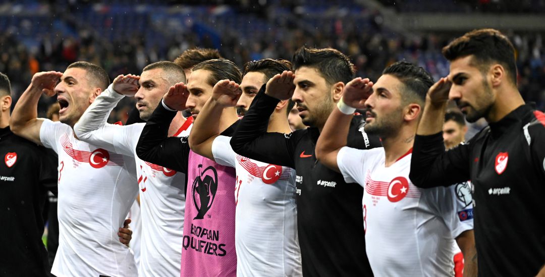 Los jugadores turcos hacen el saludo militar tras el empate ante Francia de este lunes Los jugadores turcos hacen el saludo militar tras el empate ante Francia de este lunes