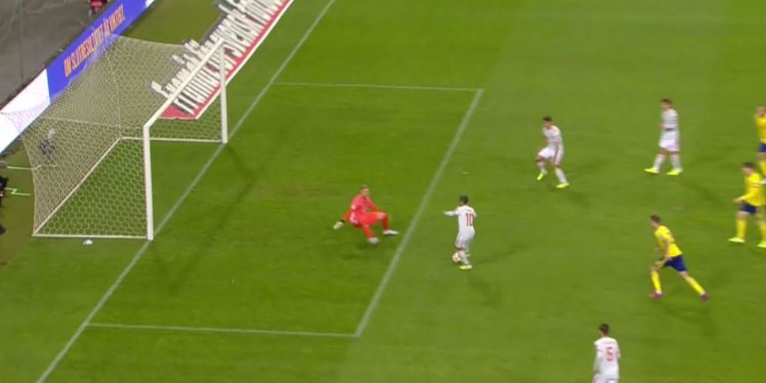 Thiago Alcantara, en el momento de la jugada que pudo haber significado el primer gol de España Thiago Alcantara, en el momento de la jugada que pudo haber significado el primer gol de España
