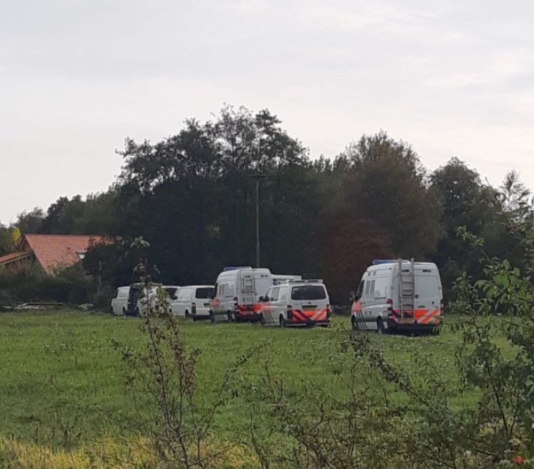 Momento en el que el equipo de investigación (TGO) investiga la granja de Ruinerwold Momento en el que el equipo de investigación (TGO) investiga la granja de Ruinerwold