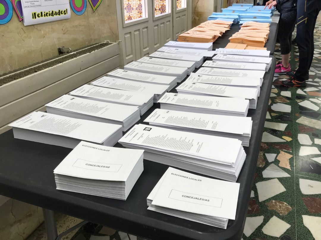 Mesa con papeletas en un colegio electoral. Mesa con papeletas en un colegio electoral.