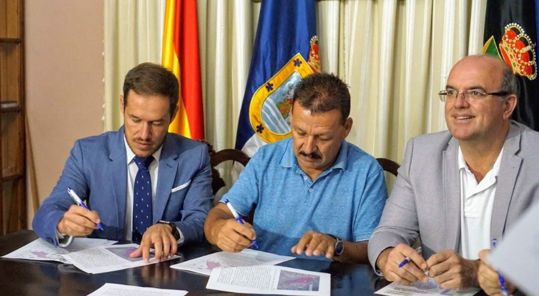 Un momento de la firma del acuerdo con Mariano Hernández (d) presidente del Cabildo de La Palma, Gregorio Alonso (c), alcalde del municipio de Fuencaliente y Anselmo Pestana (d), vicepresidente del Cabildo de La Palma Un momento de la firma del acuerdo con Mariano Hernández (d) presidente del Cabildo de La Palma, Gregorio Alonso (c), alcalde del municipio de Fuencaliente y Anselmo Pestana (d), vicepresidente del Cabildo de La Palma