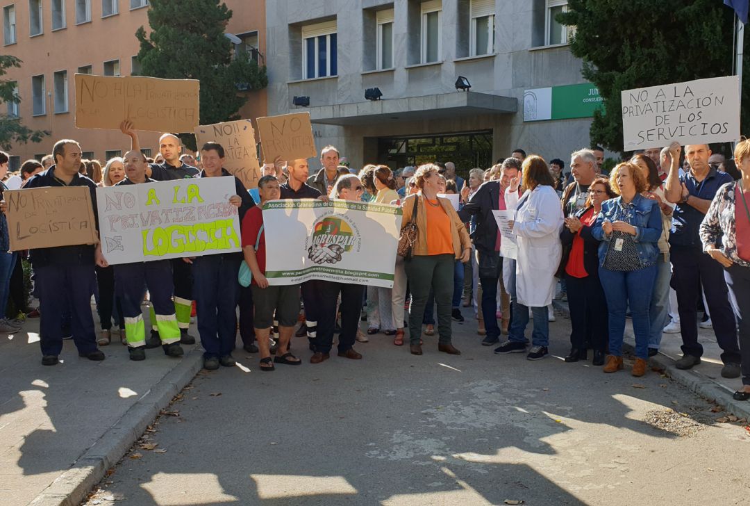 Protesta de la junta de personal del hospital Virgen de las Nieves de Granada ante la Delegación de Salud de la Junta en Granada Protesta de la junta de personal del hospital Virgen de las Nieves de Granada ante la Delegación de Salud de la Junta en Granada