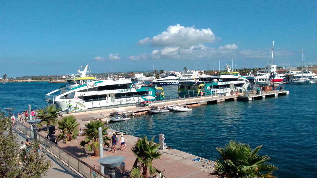 El Parlament da 3 meses al Govern para que apruebe el decreto de transporte marítimo