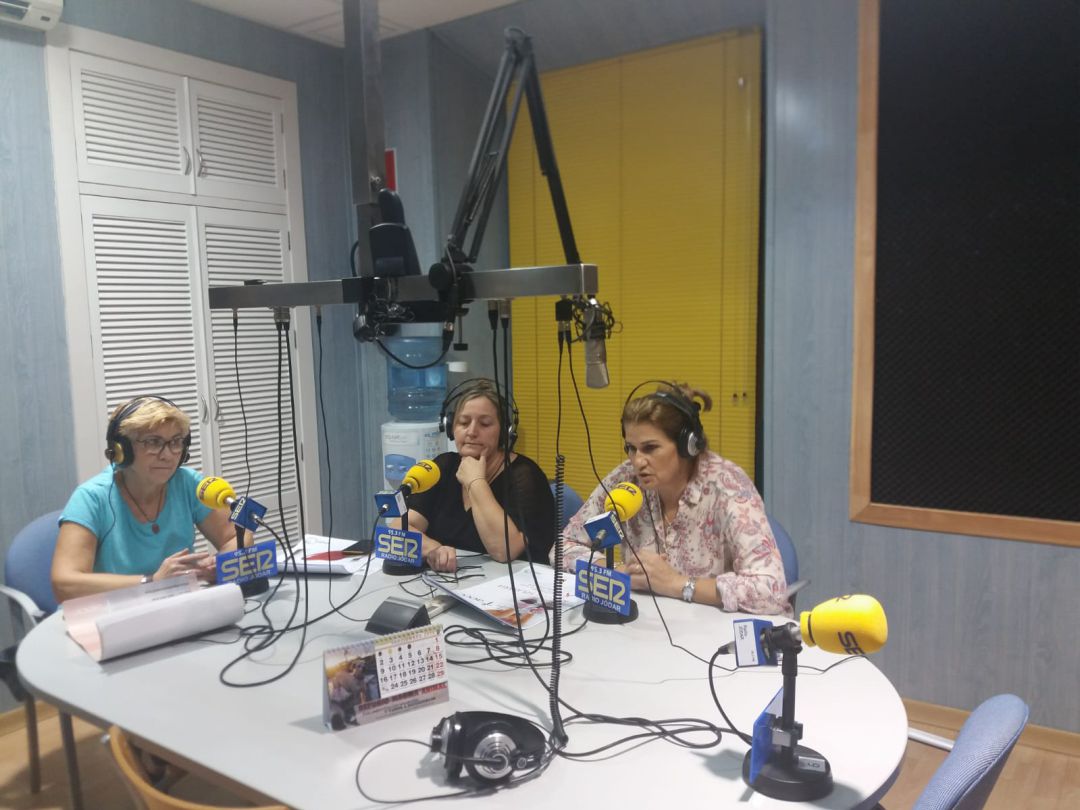 Momento de la entrevista a las tres integrantes de la Asociación Locla de Lucha Contra el Cáncer, de izquierda a derecha, Vicky García, Ignacia Linares y Mª Dolores Flores Momento de la entrevista a las tres integrantes de la Asociación Locla de Lucha Contra el Cáncer, de izquierda a derecha, Vicky García, Ignacia Linares y Mª Dolores Flores
