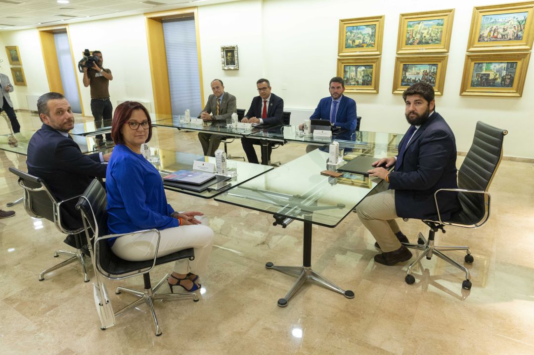 La oposición critica que el gobierno quiera solucionar en dos meses la situación del Mar Menor tras 25 años de "inacción" La oposición critica que el gobierno quiera solucionar en dos meses la situación del Mar Menor tras 25 años de "inacción"