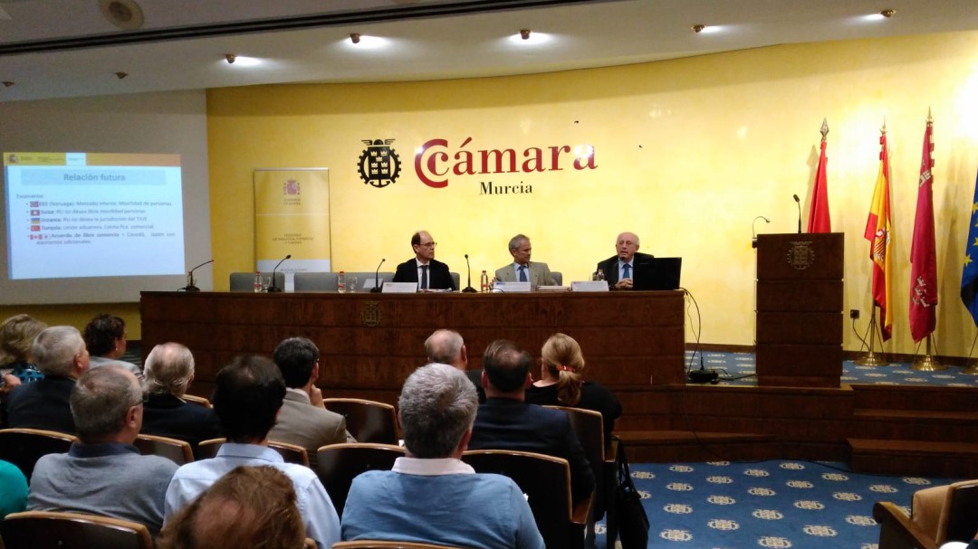 Recomiendan a los exportadores que pasen la aduana en la Región para amortiguar el Brexit