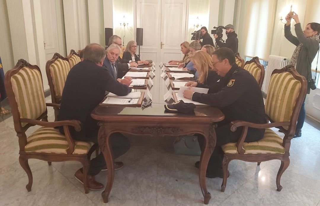 El encuentro entre representantes municipales con Subdelegación de Gobierno y Policía El encuentro entre representantes municipales con Subdelegación de Gobierno y Policía