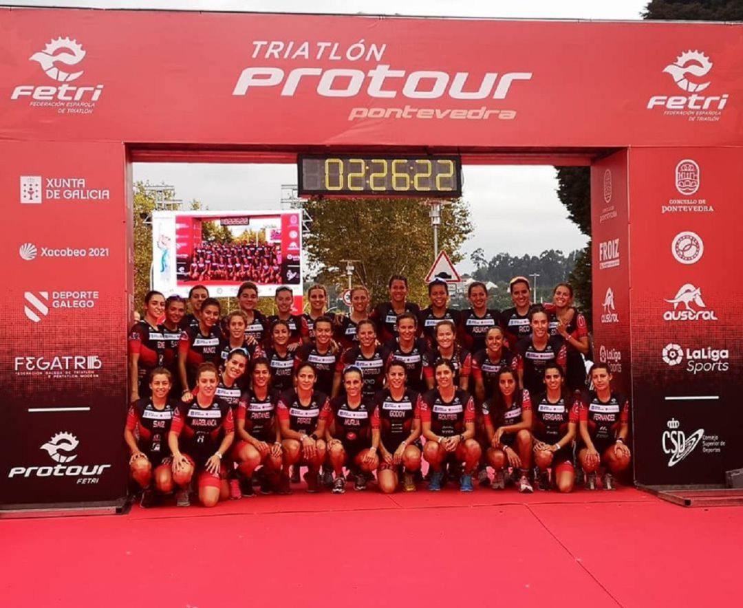 Foto de familia de las féminas participantes en Pontevedra en el ProTour FETRI Foto de familia de las féminas participantes en Pontevedra en el ProTour FETRI