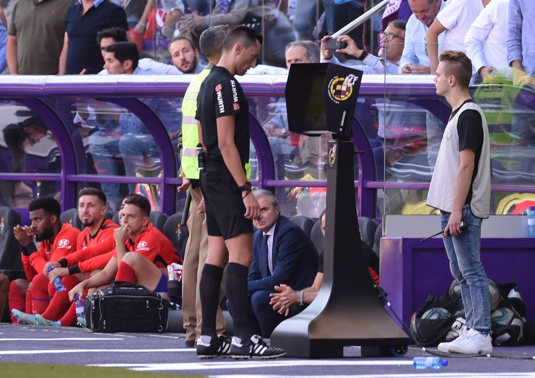 Sánchez Martínez consultando una jugada en Valladoliz Sánchez Martínez consultando una jugada en Valladoliz