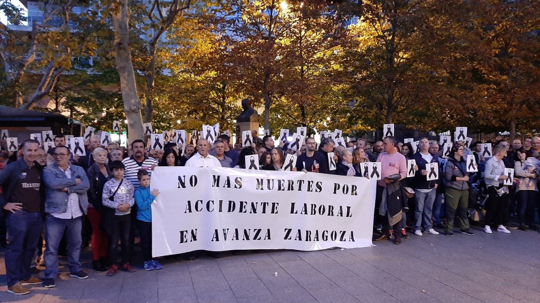 Crespones negros y silencio para despedir al conductor de bus fallecido