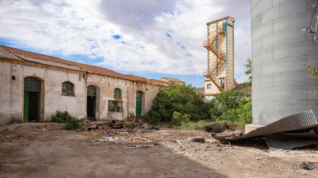 Cómo convertir una vieja fábrica en un centro de arte en Campos del Paraíso