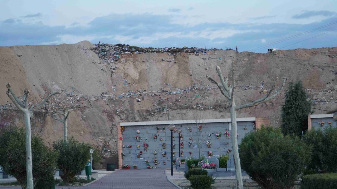 El vertedero de Alcalá de Henares, al fondo, a pocos metros del Cementerio Jardín de la ciudad complutense. El vertedero de Alcalá de Henares, al fondo, a pocos metros del Cementerio Jardín de la ciudad complutense.