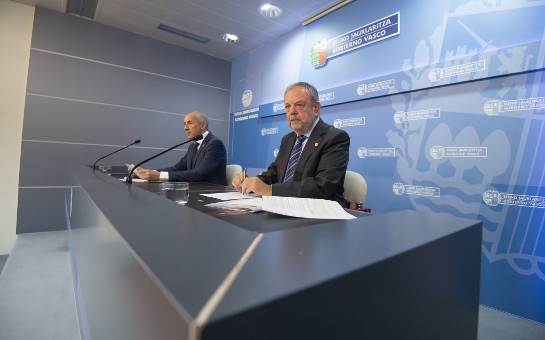 Erkoeka y Azpiazu durante la rueda de prensa tras el Consejo de Gobierno
Erkoeka y Azpiazu durante la rueda de prensa tras el Consejo de Gobierno