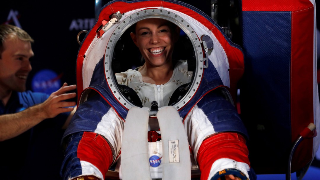 La NASA presenta su nuevo traje lunar
