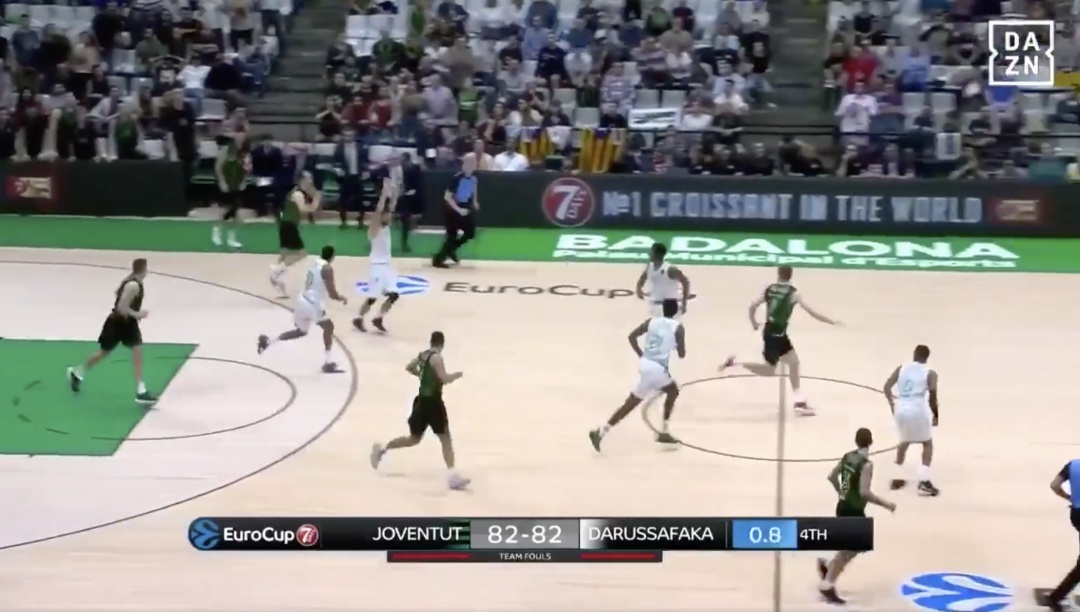 Momento de la canasta de Prepelic en el Joventut vs Darussafaka Momento de la canasta de Prepelic en el Joventut vs Darussafaka