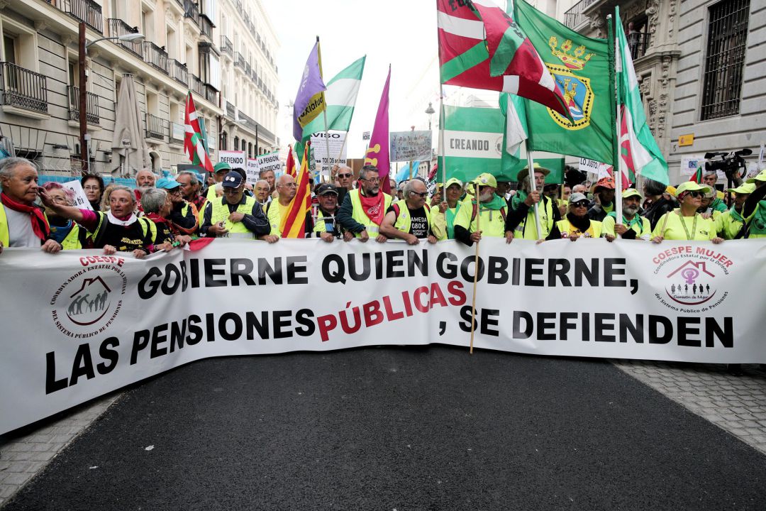 La cabeza de la manifestación en defensa de las pensiones, con una pancarta en la que se lee 'Gobierne quien gobierne, las pensiones públicas, se defienden', en Madrid (España). La cabeza de la manifestación en defensa de las pensiones, con una pancarta en la que se lee 'Gobierne quien gobierne, las pensiones públicas, se defienden', en Madrid (España).