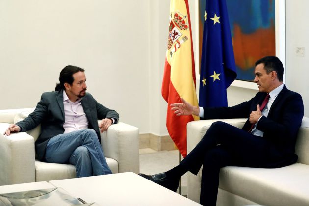 El presidente del Gobierno en funciones, Pedro Sánchez (d), reunido con el líder de Unidas Podemos, Pablo Iglesias (i), este miércoles en el Palacio de la Moncloa. El presidente del Gobierno en funciones, Pedro Sánchez (d), reunido con el líder de Unidas Podemos, Pablo Iglesias (i), este miércoles en el Palacio de la Moncloa.