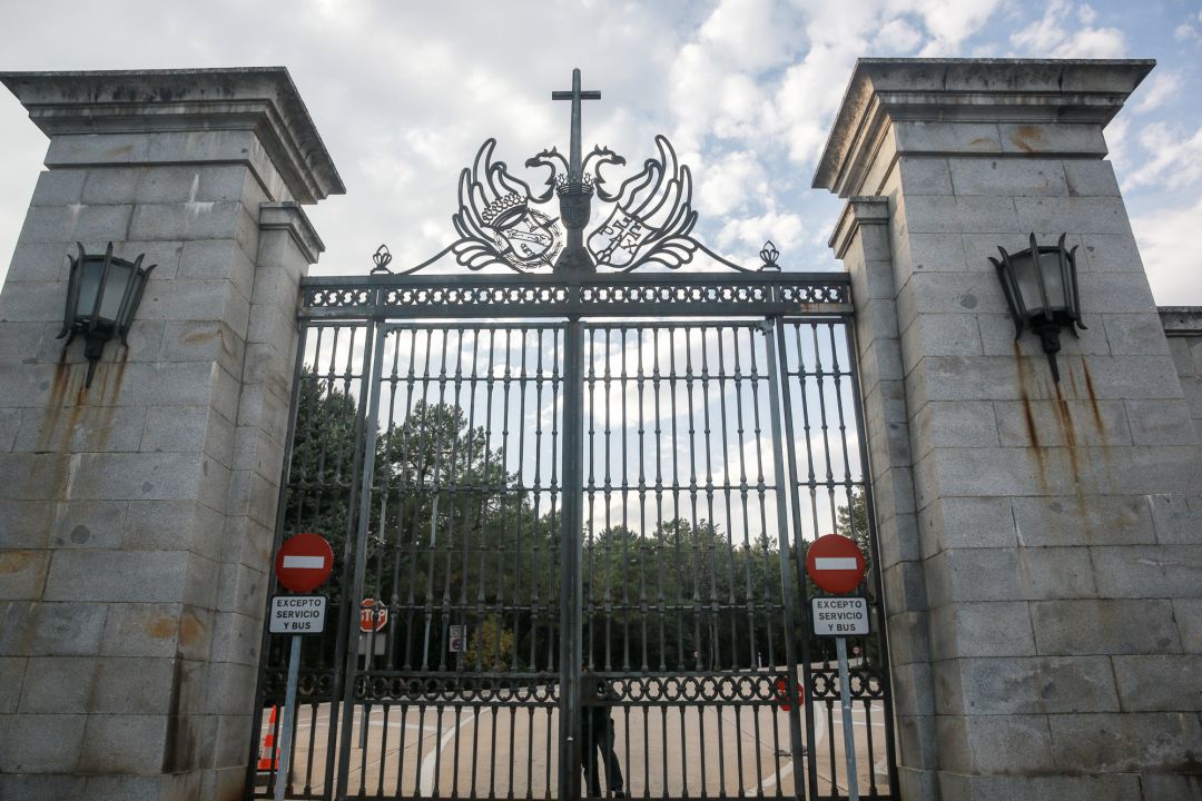 Una agente de la Guardia Civil cierra la puerta de entrada al Valle de los Caídos. Una agente de la Guardia Civil cierra la puerta de entrada al Valle de los Caídos.